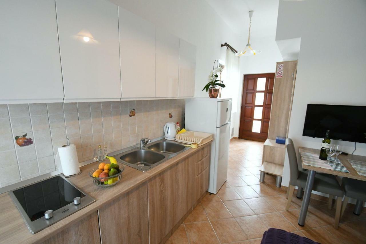 Studio Apartman Kris Marinici  Buitenkant foto
